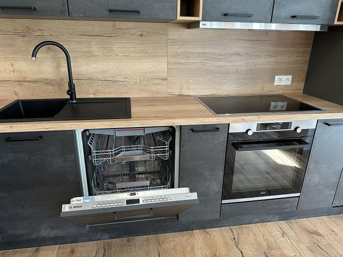 Appartamento al piano terra di 5 locali, cucina componibile, parquet, terrazza e giardino – Moderne Einbauküche
