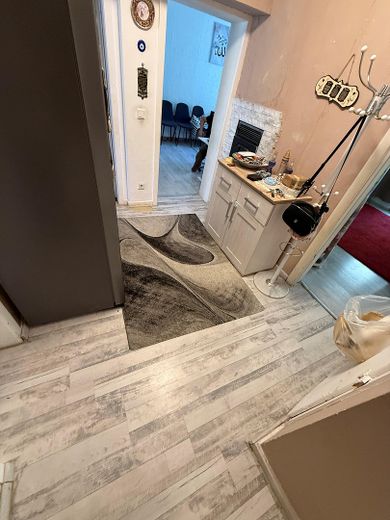 3-Zimmer-Wohnung mit großzügigem Privatgarten und Terrasse – Flur