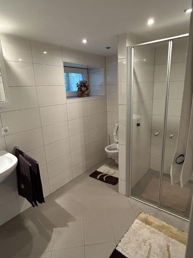 Bad mit Dusche Untergeschoß