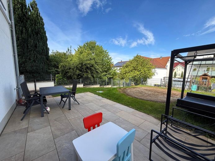 Neuwertige Doppelhaushälfte in schöner Lage – Terrasse und oberer Garten