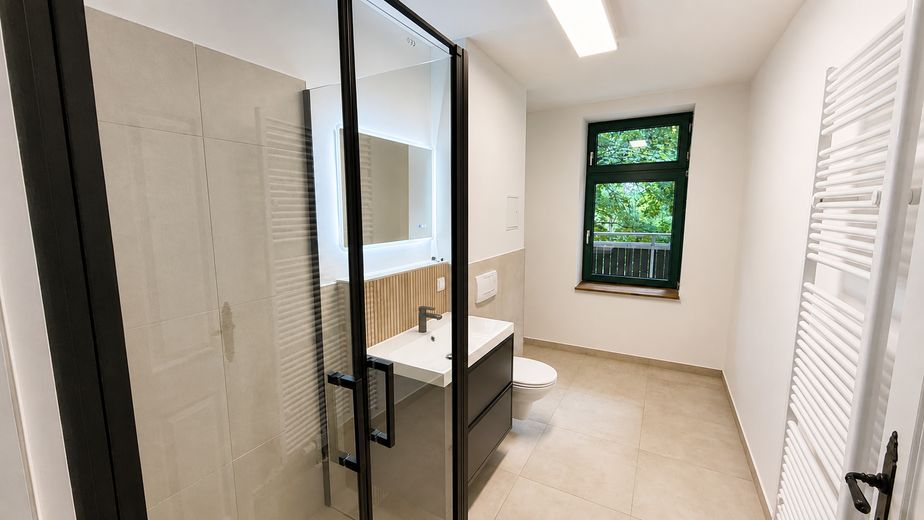 *Recently modernized: 2-room period apartment in Leipzig Stötteritz | Commission-free | 4% yield + 4.25% depreciation allowance* – Badezimmer