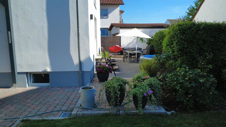 Einfamilienhaus mit Einliegerwohnung in Gerlenhofen – Terrasse