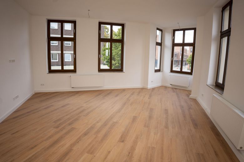 Frisch sanierte 4-Zimmer-Eigentumswohnung (119 m²) am Hertener Schlosspark. – Wohnzimmer mit Fensterfront