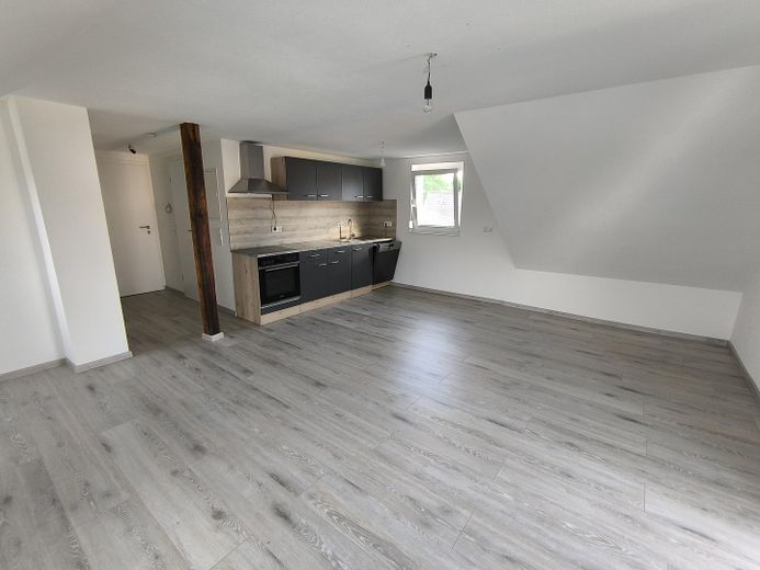 La vostra nuova casa: moderna, elegante e situata in una posizione assolutamente tranquilla! – Wohnzimmer mit Einbauküche