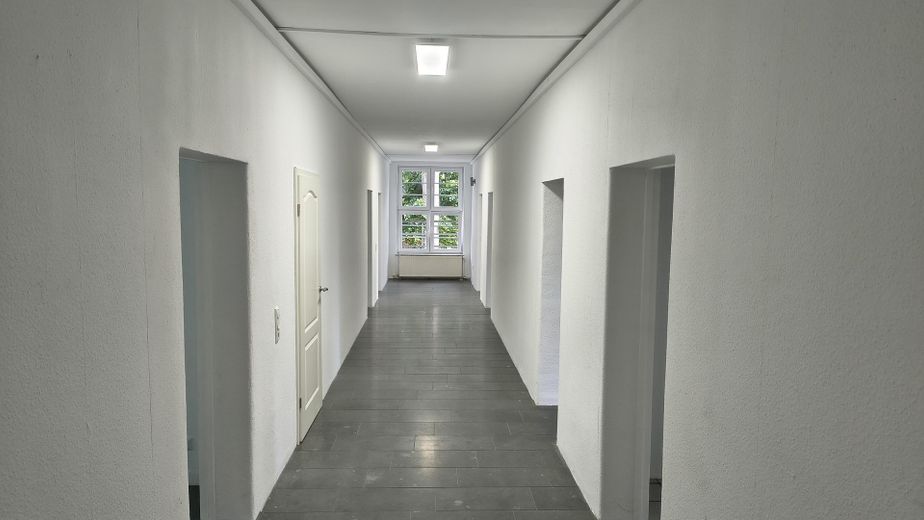 Große, bezugsfertige Wohnung - 6,5 Zimmer + 3 Stellplätze – Foto 3