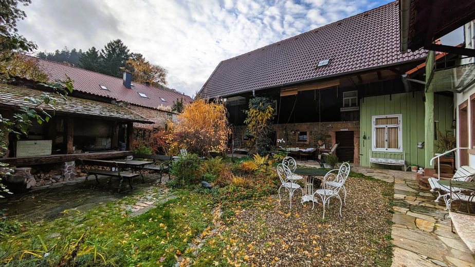 Życie, praca, rozwój – gospodarstwo pełne możliwości – Grillplatz und Scheune