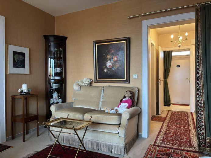 2-Zimmer Wohnung mit Balkon und Stellplatz – WZ, Richtung Wohn. Tür
