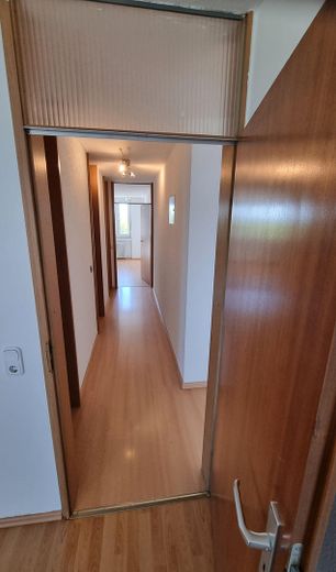 Wohnung mit grandioser Aussicht im 8.OG zu verkaufen – Langer Flur vom Schlafzimmer 1