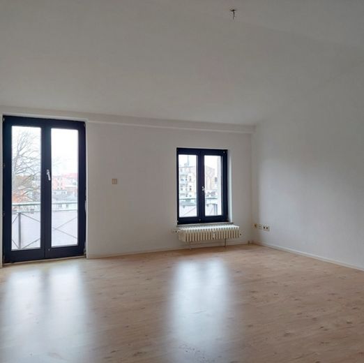 1-Zimmer-Dachgeschosswohnung mit Balkon und neuer Einbauküche – Zimmer