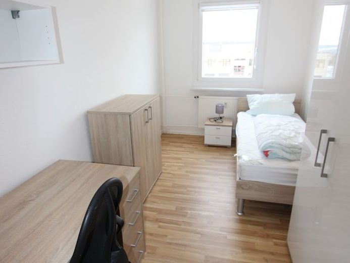 WG-Zimmer mit Balkon und Küche – Foto 1