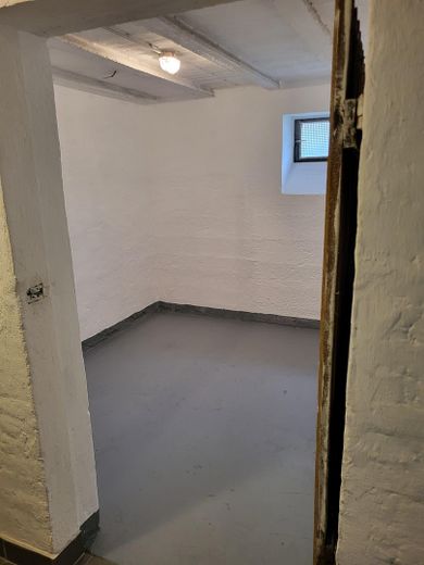 Renovierte 2-Zimmer-Wohnung in Augsburg-Lechhausen – Keller mit Fenster