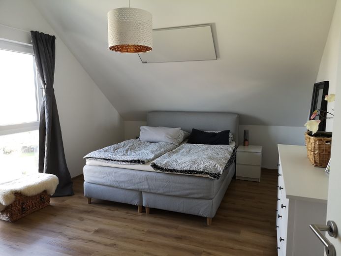 Moderne 4-Zi.-Penthouse-Whg. | 92 m² | Sonnen-Süd-Loggia | Küche | hohe Decken | 2 Stellplätze – Schlafzimmer