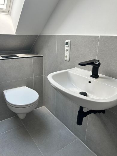Erstklassig saniert: 3-Zimmer-Wohnung in Pattensen – Sanitärobjekte