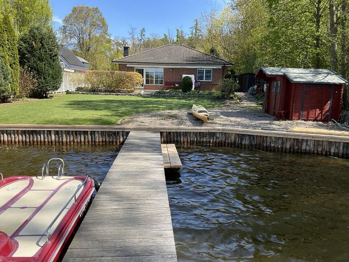 Waterfront property with bungalow and boat dock. – Photo 1