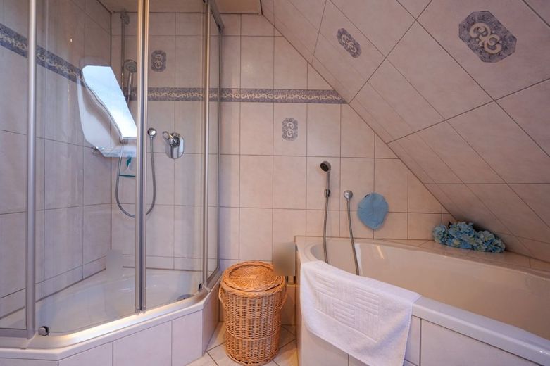 Gepflegtes Stadthaus mit zwei Wohneinheiten in der Innenstadt von Troisdorf, nahe der Fußgängerzone! – Badezimmer mit WC DG