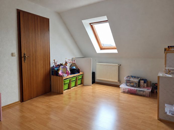 Bellissimo appartamento mansardato su 2 piani in una casa ben tenuta con balcone, cucina, posto auto – Zimmer DG