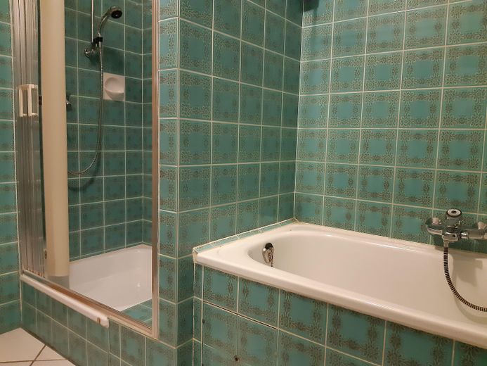 Bad mit Wanne und Dusche