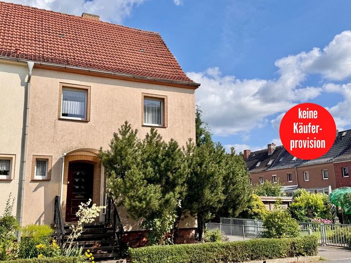 HORN IMMOBILIEN ++ Neubrandenburg Vogelviertel, Haus mit Grundstück, Terrasse und 3 Garagen – Hausansicht