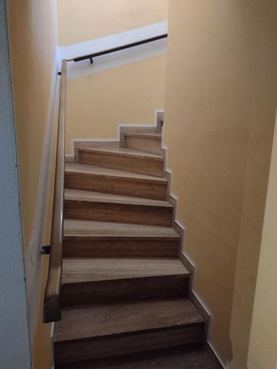 Familienfreundlicher Bungalow mit modernisiertem Wohnbereich und viel Platz im Untergeschoss – Kellertreppe