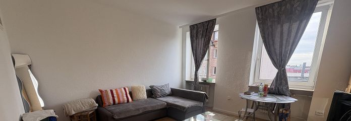 Deuxième occupation après rénovation / appartement de 2 pièces avec cuisine équipée dans un emplacement central à Fürth – Wohnzimmer