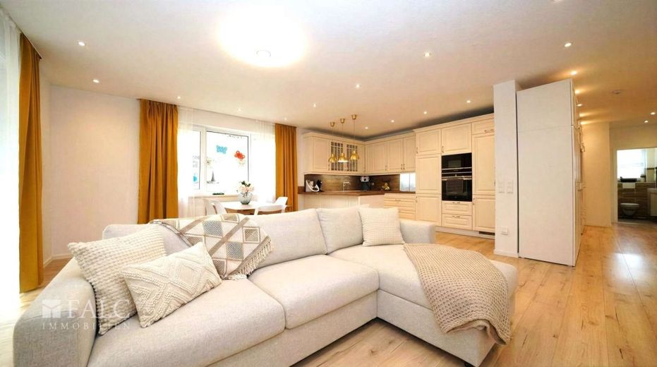 Exklusives Neubau-3-Familienhaus! Effizienz trifft auf hochwertige Wohnqualität! - FALC Immobilien – Wohnen-Essen-Küche OG