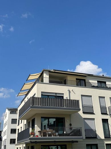 Hausansicht mit Markisen