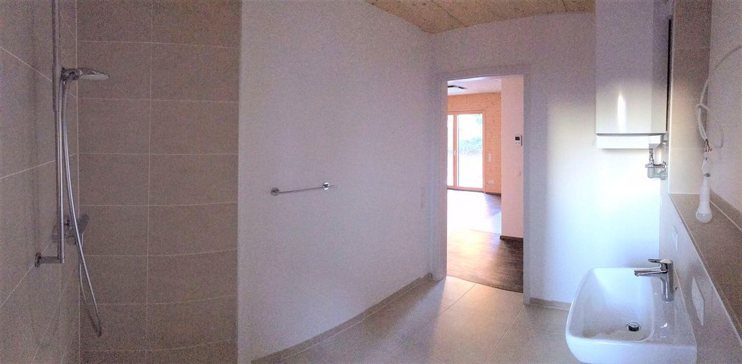 Exklusiv, ökologisch, barrierefrei im EG, ruhig, zentral, nahe Mercedes, für Paare, Rentner, Singles – Dusche / WC