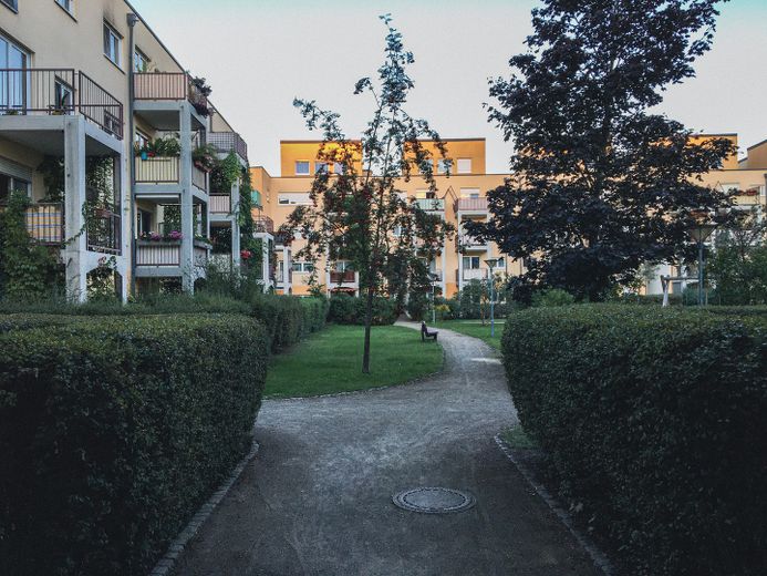 Wassernähe: Helle 4-Zimmer-Wohnung mit Loggia & Tiefgarage in Berlin-Friedrichshagen – Innenhof