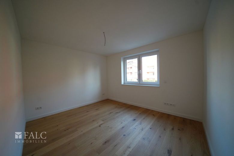 Energieeffizienter Neubau mit 3 Wohneinheiten und Business-Suite – WHG2-Schlafzimmer 1