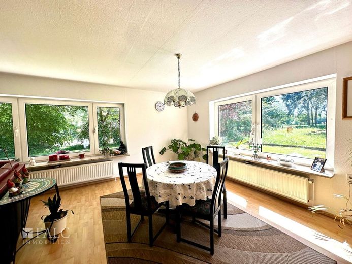 Traumhaft Wohnen in der Natur - Top Einfamilienhaus mit Einliegerwohnung – Essbereich im Wohnzimmer EG