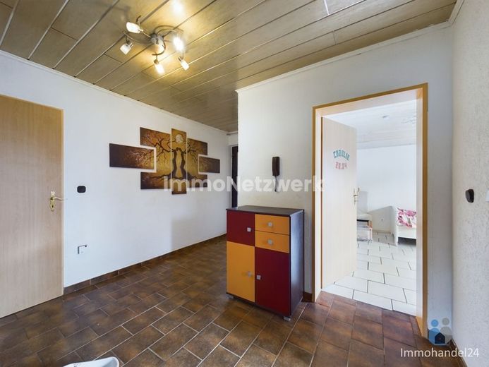 TOP***Zweifamilienhaus mit 4 Garagen im Vorort von Elsdorf***NEU – Flur