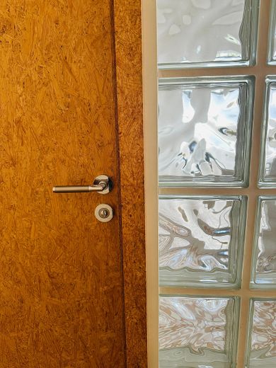 Mehr Raum fürs Leben in Landshut – individuelles Architektenhaus im MünchnerVerkehrsVerbund – Schlafebene innen Eingang Bad