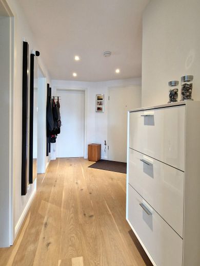 Courtagefrei: Helle und zentral gelegene DG-Maisonette-Wohnung mit Galerie und Sonnenterrasse – 11_Flur_2