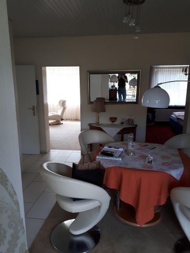 Barrierefreier Bungalow in gepflegter Gartenanlage – Diele, Blick in Wohn-+Schlafzi