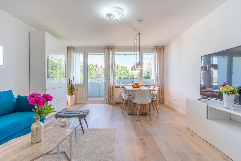 Moderno appartamento ammobiliato di 3 locali con balcone esposto a ovest - spese accessorie incluse – Wohn-Eßzimmer