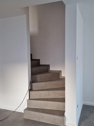 Trebur'da özelden ilk kullanım yeni yarı müstakil ev – geflieste Betontreppe 