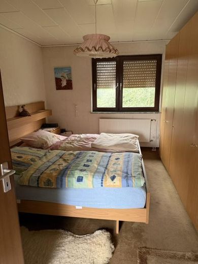 Large half-timbered house with extension – plenty of potential for animal lovers and self-employed professionals – Schlafzimmer Anbau