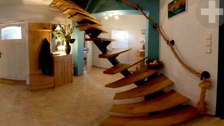 Haus mit geschütztem Innenhof &amp; vielseitigem Zusatzraum in Stülpe: RUHE. PRIVAT. MÖGLICHKEITEN. – Willkommen zu Hause - großzügige Diele mit offener Treppe