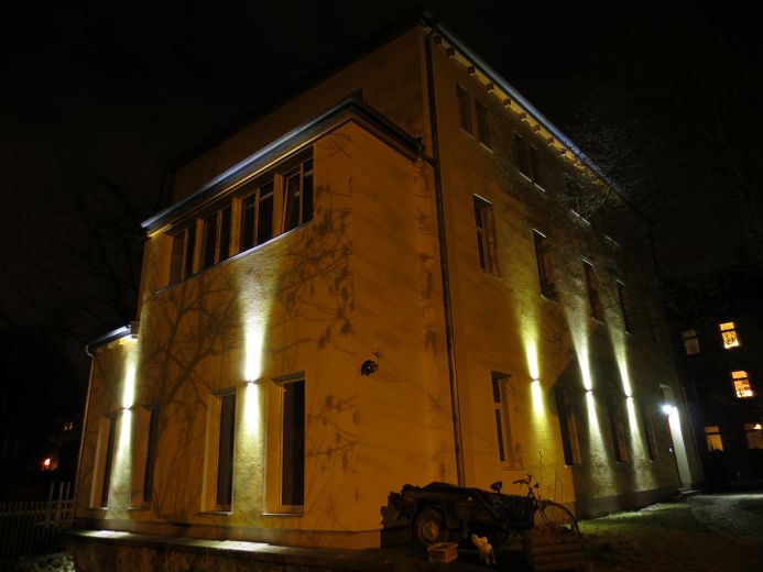 116qm 3-Raum-Wohnung (Erstbezug nach Renovierung) im Energieeffizienzhaus – Frontansicht Nacht