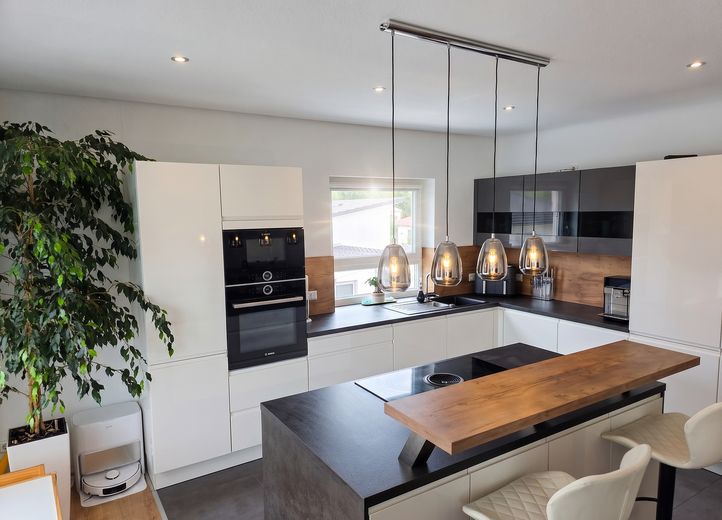 Moderne 4-Zimmer-OG-Wohnung mit PV, Wärmepumpe & Smart Home – Küche