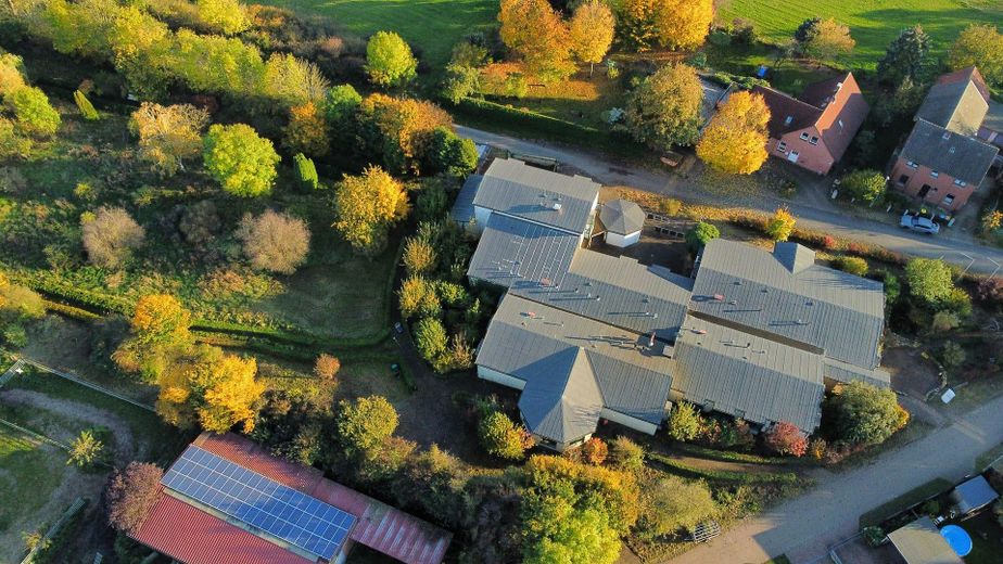 Top Objekt für Tagespflege, Demenz Wohngruppen etc – Luftbild mit Parkansicht