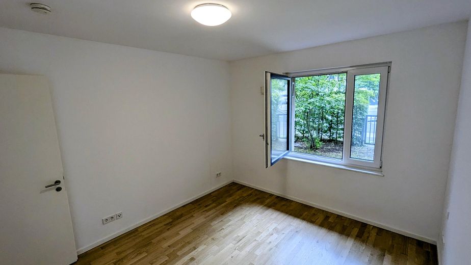 Moderne 2-Zimmer-Gartenwohnung in Rheinnähe – Barrierefreies Wohnen in Köln-Bayenthal – Schlafzimmer mit Blick zum Gar