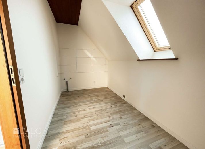 Großzügiges Zweifamilienhaus mit vielseitiger Nutzung in gefragter Wohnlage – Büro OG