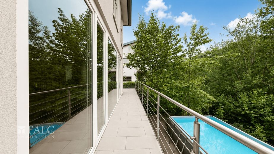Liebhaberobjekt mit unverbaubarem Naturblick - Architektenhaus mit Pool + Sauna Wohnen mit Ausblick – Balkon