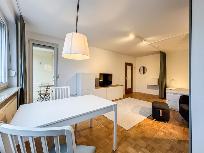 Mit sonnigem Balkon: Möbliertes Zimmer in großzügiger 2er WG – Zimmer 1 - Bild b