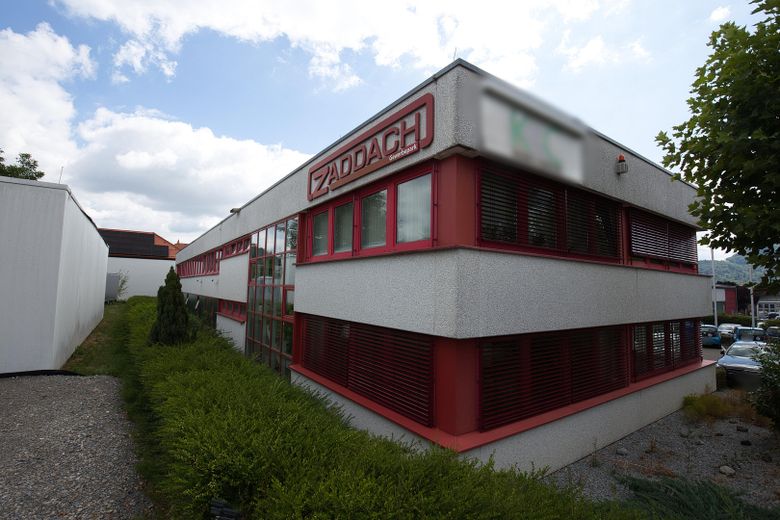 Flexible Büro- und Schulungsfläche mit 225 m² und 4 Stellplätzen in Reutlingen-Sondelfingen – Hintere Außenansicht