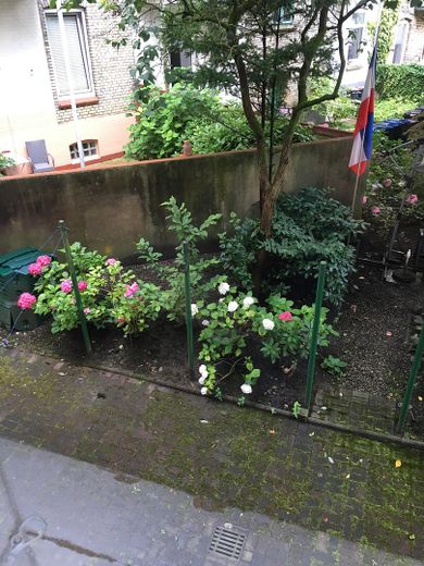 Helle, schöne und gepflegte Altbauwohnung mit Dielenfussboden und Einbauküche – Garten und Hof zur Nutzung 