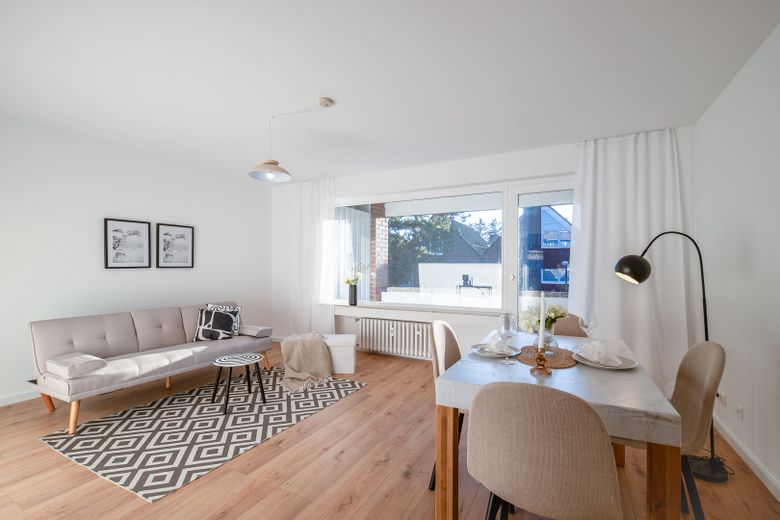 Leere, provisionsfreie und helle 3-Zi.-Whg. mit Balkon und Stellplatz – Wohnzimmer