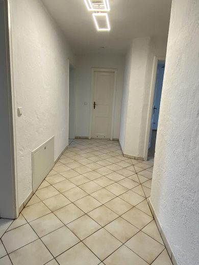 Luminoso appartamento di 3,5 locali a Königsdorf-Osterhofen – Flur