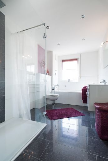 Exclusiv möbl. 2 Zimmer Wohnung in Düsseldorf-Oberkassel NK, Strom + WLAN inkl. – Bad mit Dusche links